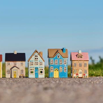 Ceramic House Tealight Nyhavn - flowers and light pink roof - WowCornwall