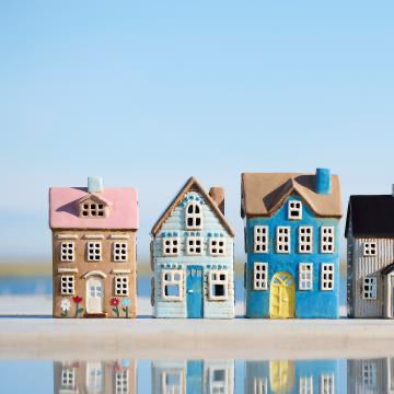 Ceramic House Tealight Nyhavn - flowers and light pink roof - WowCornwall