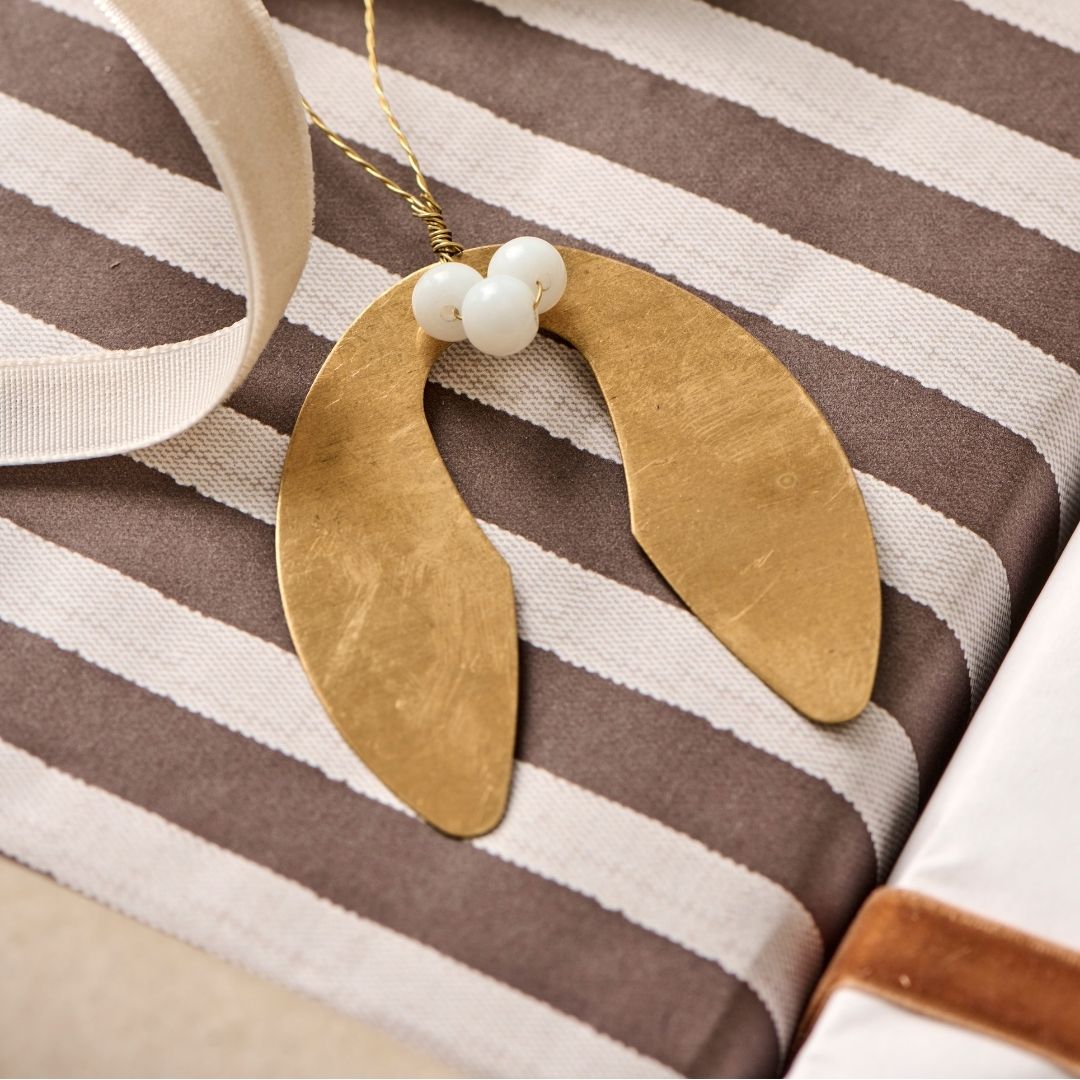 Brass Mistletoe Gift Hanger - WowCornwall