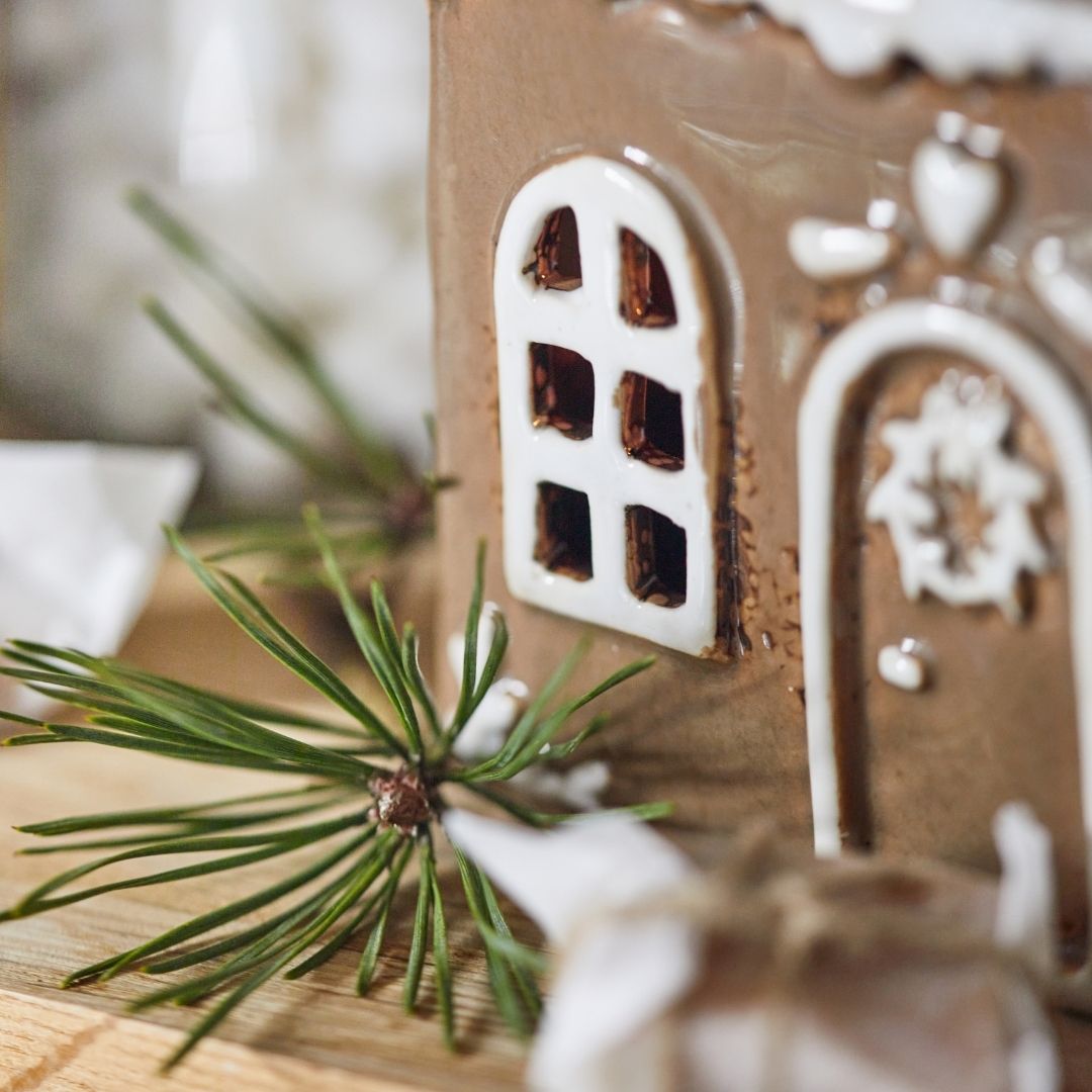 Gingerbread House with Wreath Tealight Holder - WowCornwall