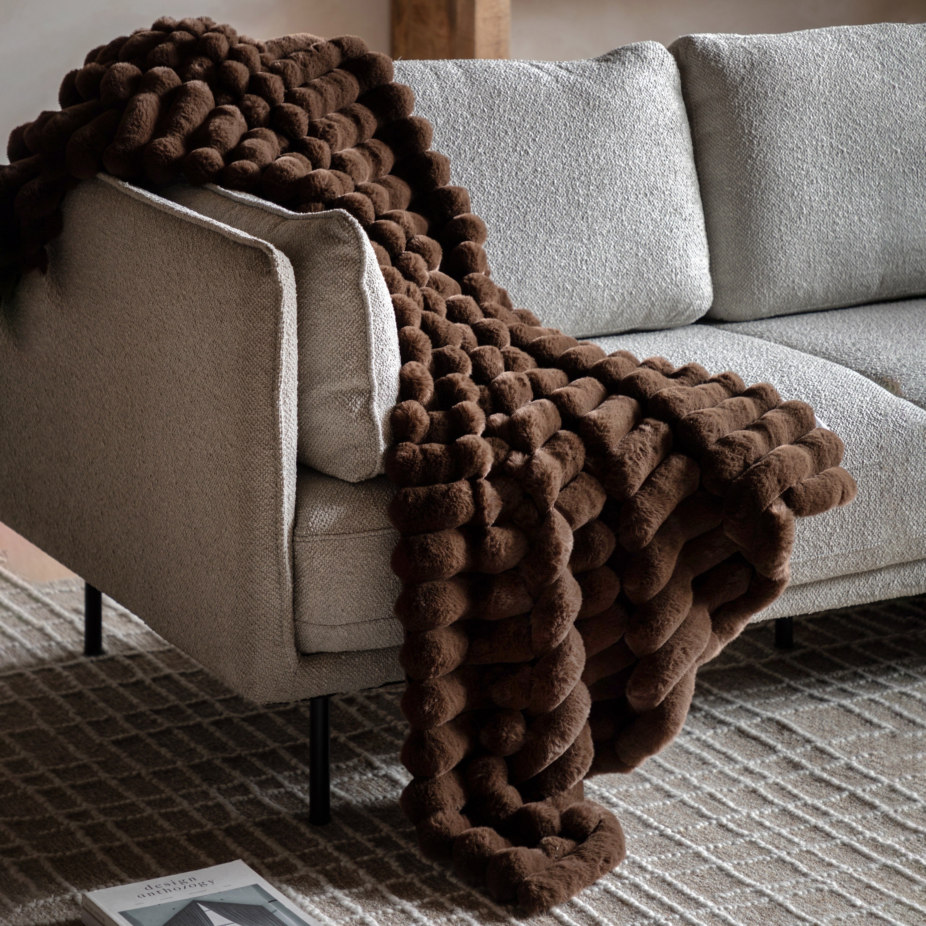 Ribbed faux fur throw chocolate - WowCornwall