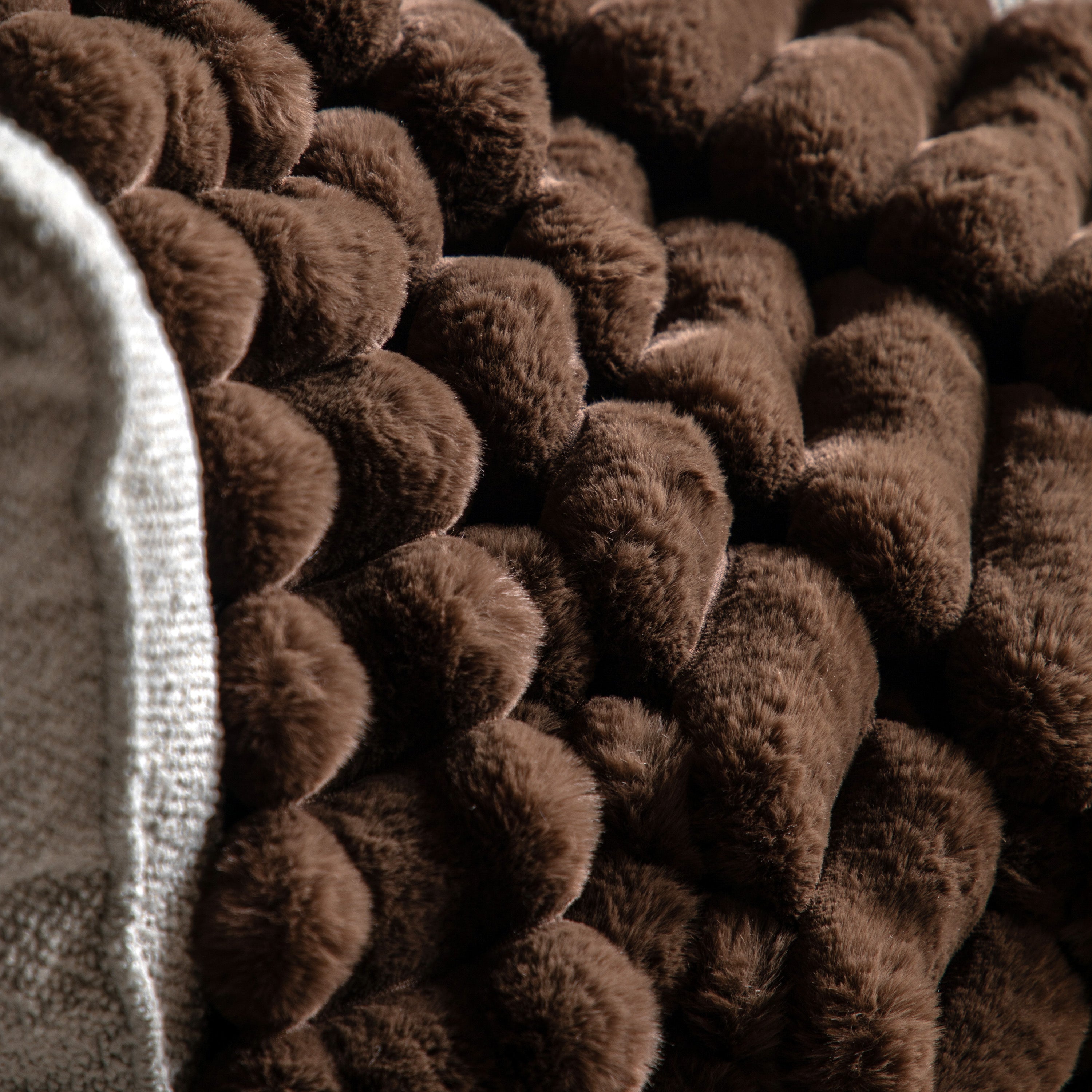 Ribbed faux fur throw chocolate - WowCornwall