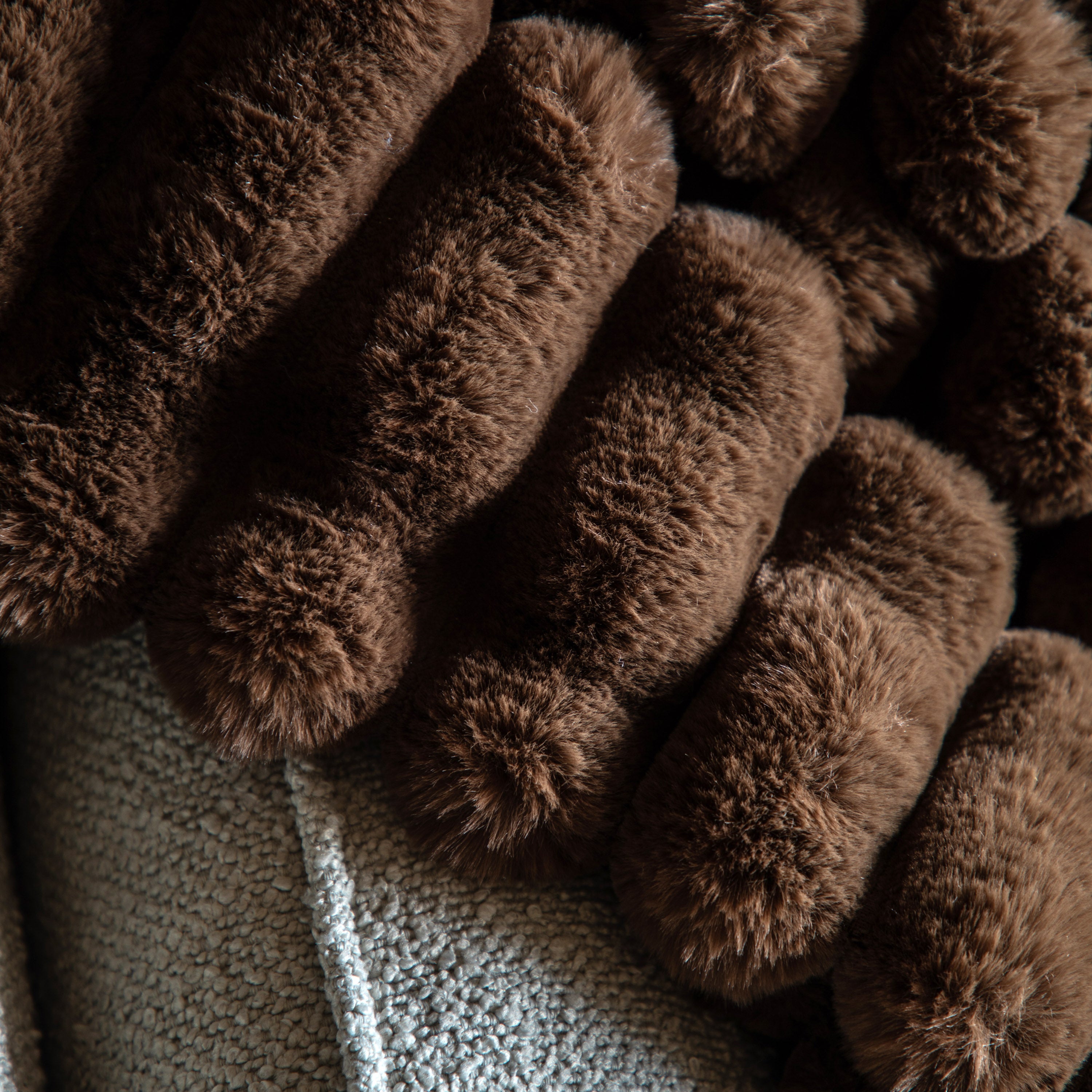 Ribbed faux fur throw chocolate - WowCornwall