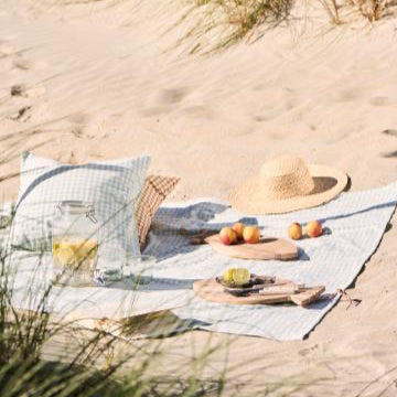 Cutting board w/leather string round fish acacia - WowCornwall