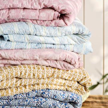 Quilt Anne blue circle pattern and green leaves - WowCornwall