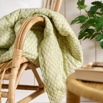 Quilt Caja dusty green with white flowers - WowCornwall