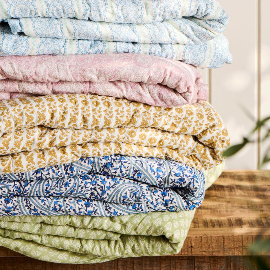 Quilt Caja dusty green with white flowers - WowCornwall