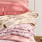 Quilt Cathy rosa malva with white flowers - WowCornwall