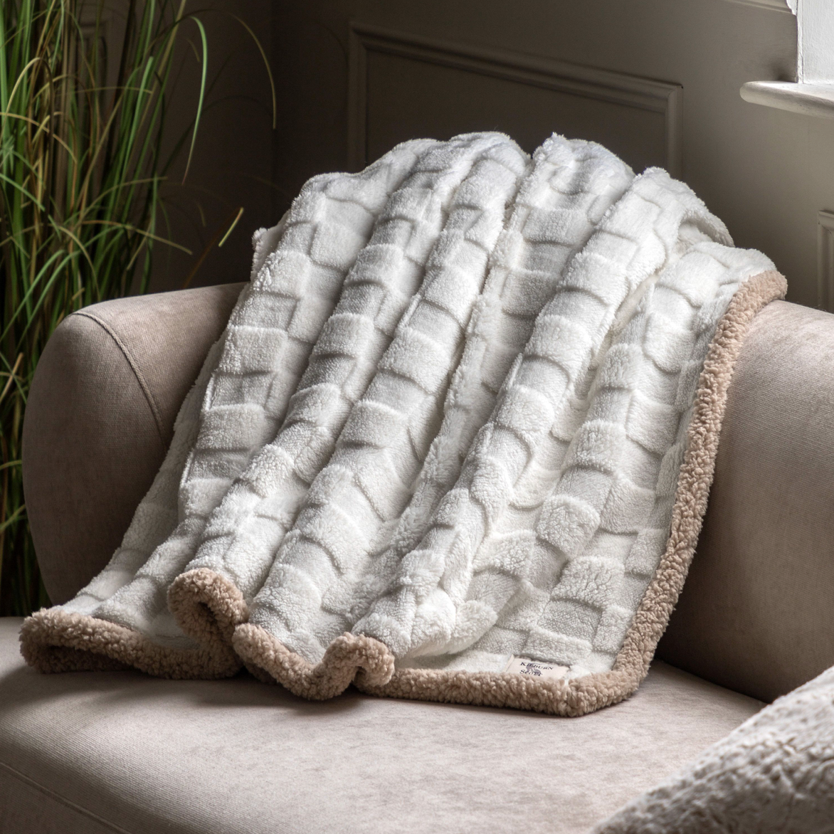 Oakley checked sherpa throw cream - WowCornwall