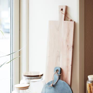 Tapas board oblong with handle & leather string in acacia wood - WowCornwall