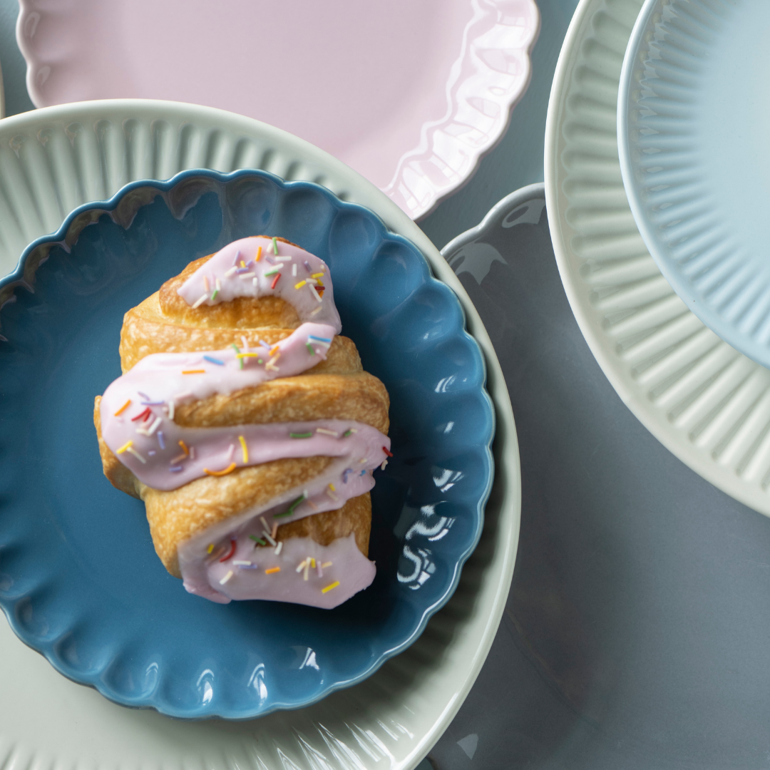 Mynte Scallop Plate in nine colours - WowCornwall