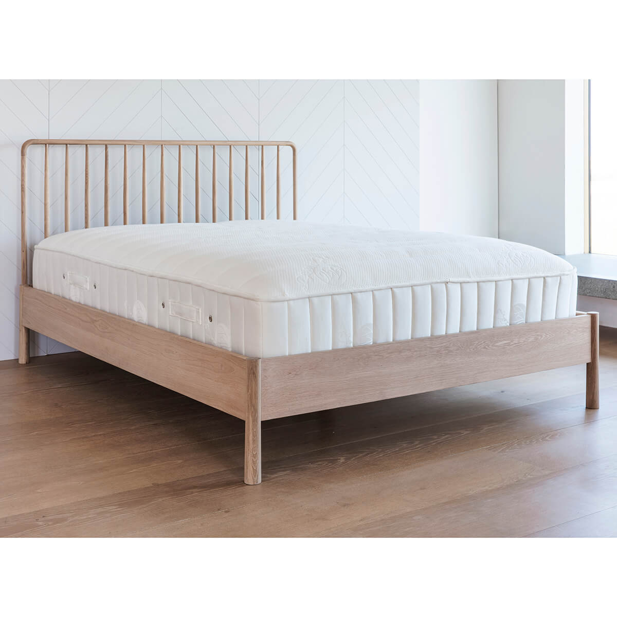 Winnard 5' Spindle Bed - WowCornwall