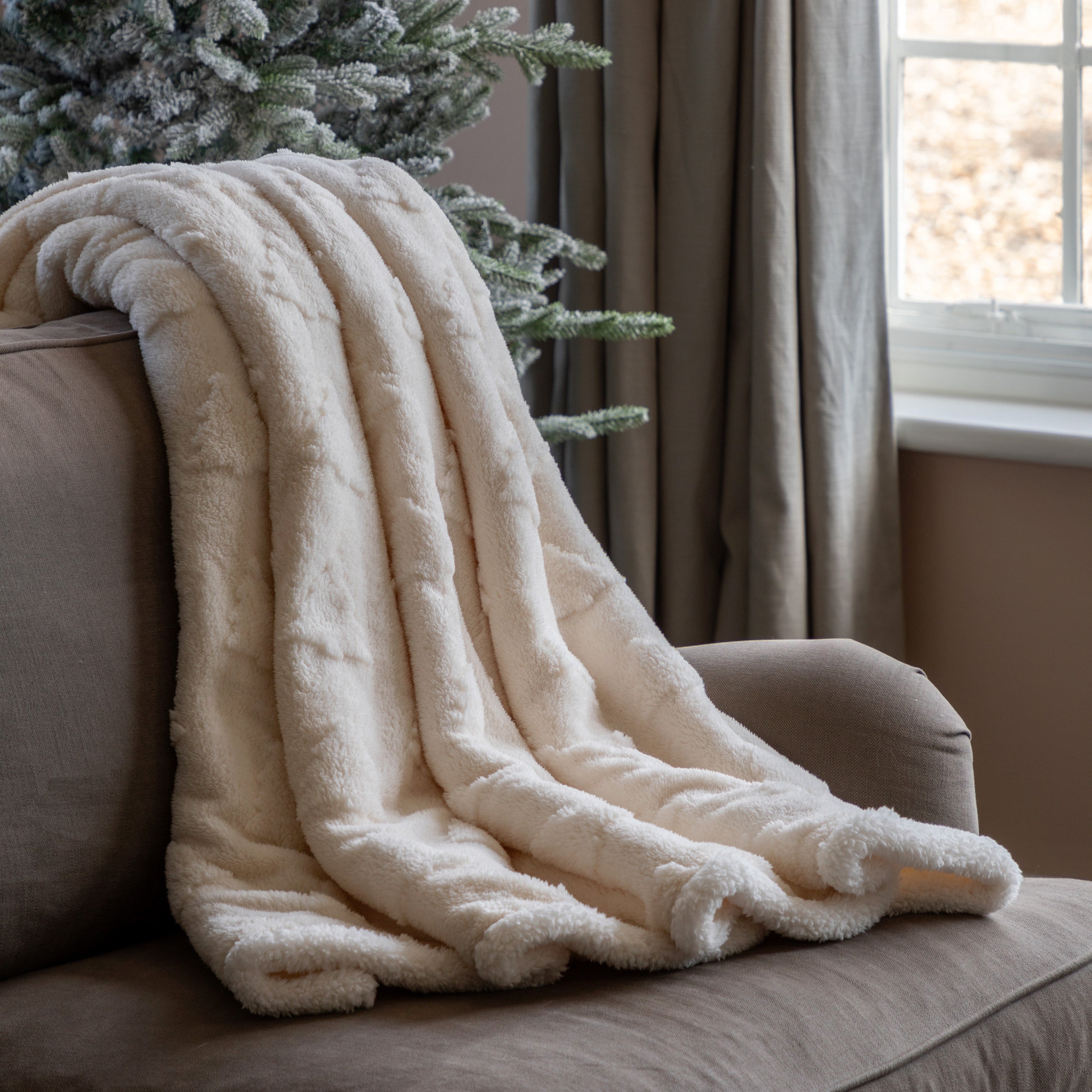 Deco Luxe Christmas Tree Sherpa Throw - WowCornwall