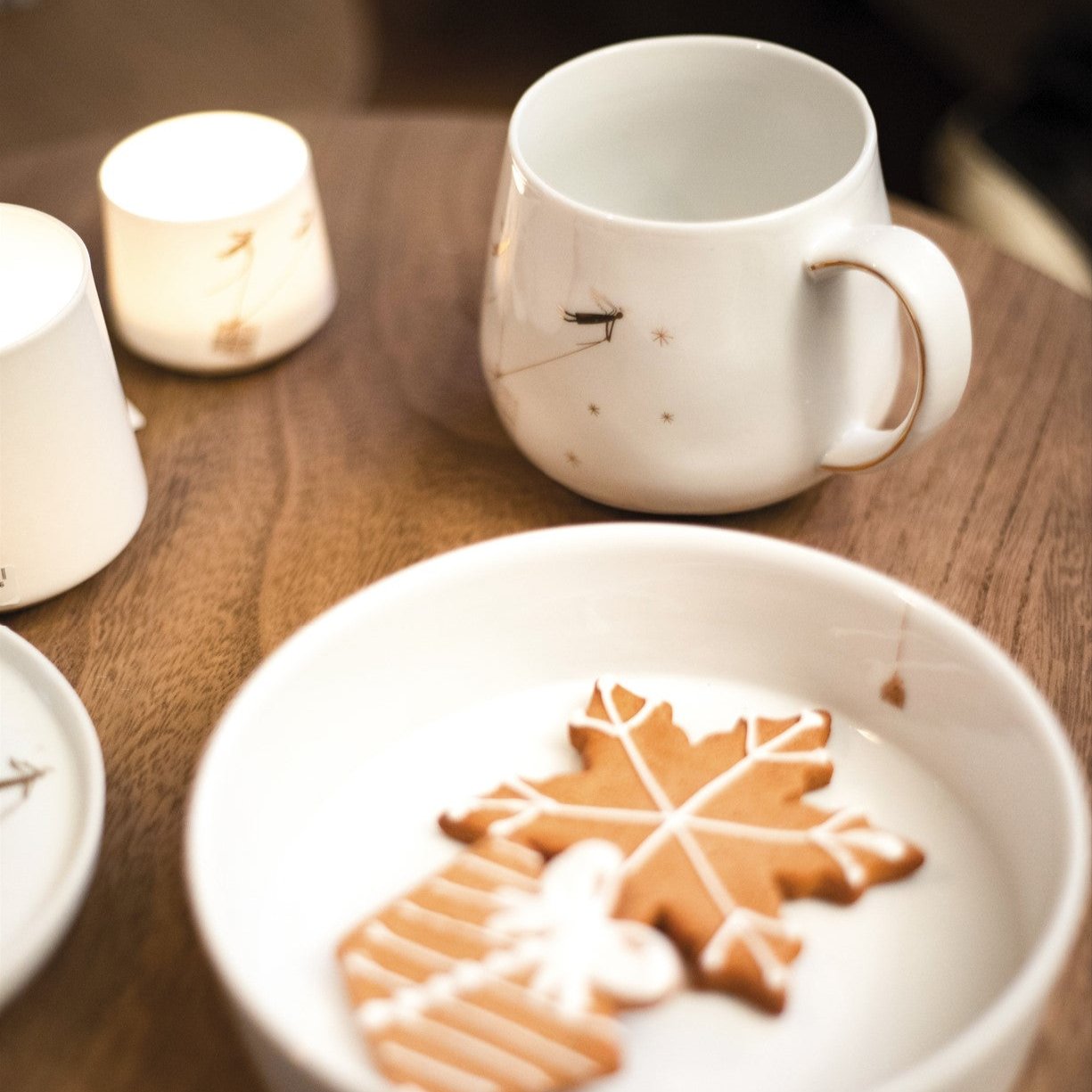 Winter Wonderland mug gold parcel service by Rader - WowCornwall