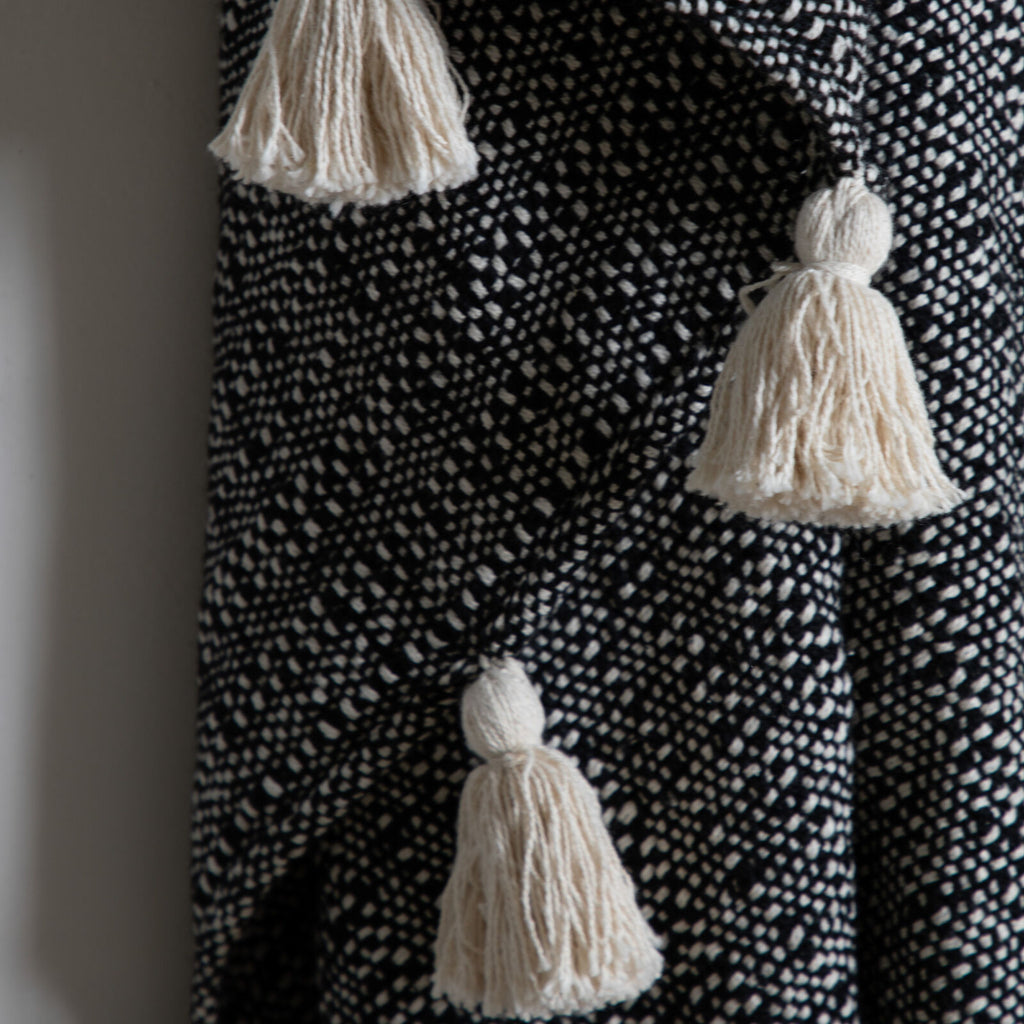 Woven Throw with Tassels Black